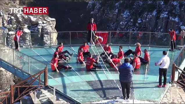 Engelli sporculardan oturarak voleybol oyunu