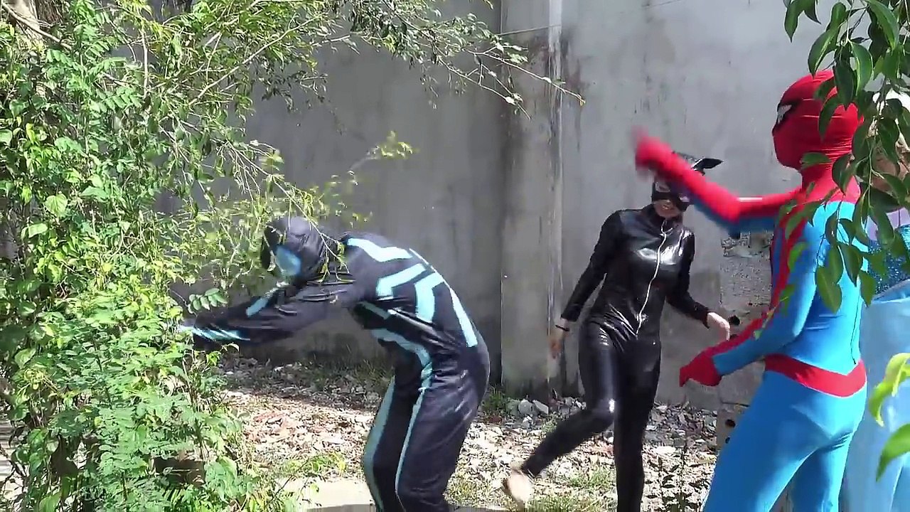 Frozen Elsa sells ice cream Spiderman vs Joker, Black Spiderman Fun Superheroes movie in r