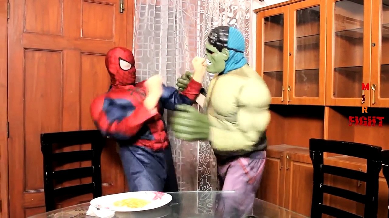Congelados Elsa y Spiderman vs JOKER GUSANOS PASTA de BROMA de la Vida Real de los Superhéroes de Divertido