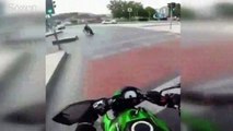 Engelli adamın yardımına motosikletli genç koştu