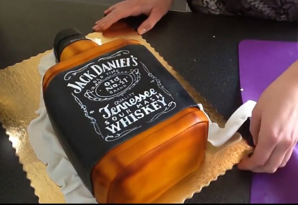 Comment faire 3d gâteau de bouteille Jack Daniels, être créatif