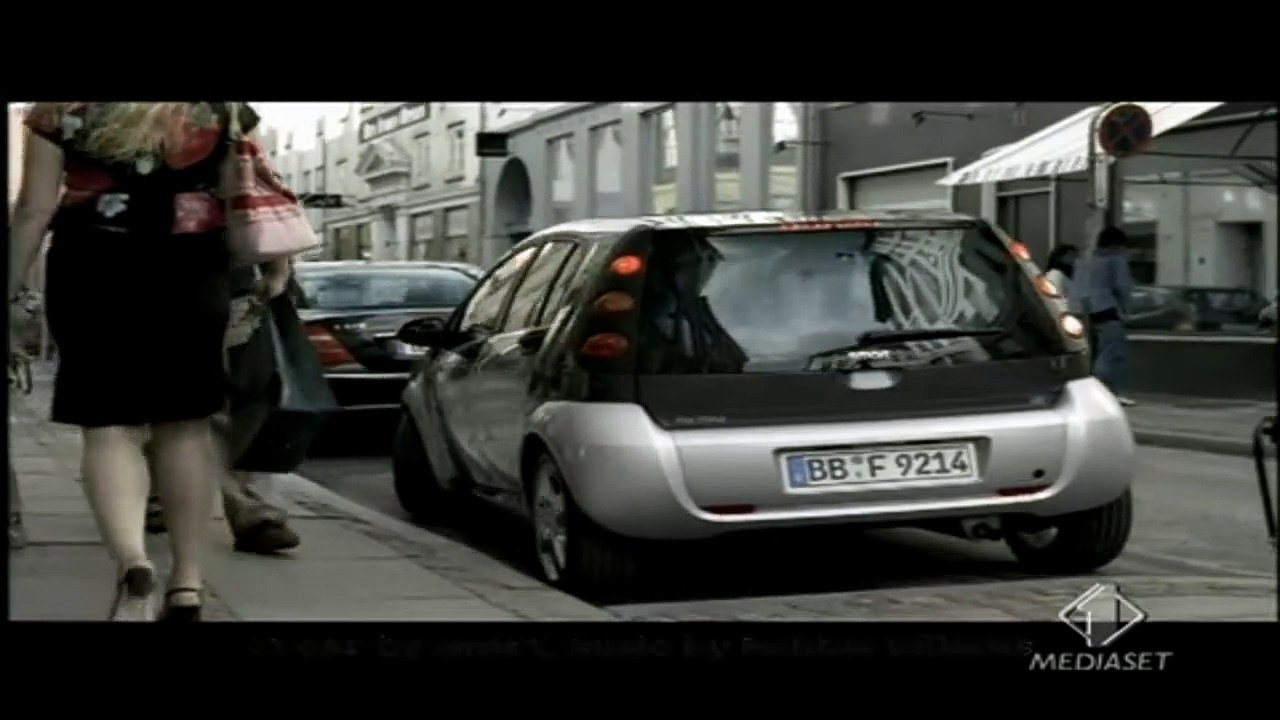 smart forfour spot con robbie williams (2002)