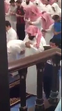 VIDEO INCROYABLE- En pleine seance de prière dans une mosquée, Un djinn n’arrive plus à supporter le récital de coran et se montre - SansLimitesn