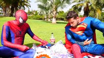 Spiderman vs Congelado Elsa Broma Reto, Bromista Pedo y Pedo Divertido Superhéroes de la Película En la real
