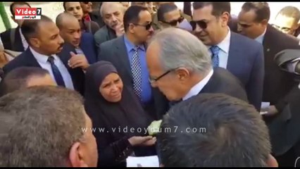 بالفيديو.. وزير التنمية المحلية يقبل رأس عجوز مصابة بفيروس سى ويأمر بعلاجها مجانا