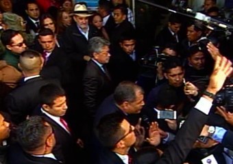 Presidente Rafael correa ejerciendo su derecho al voto