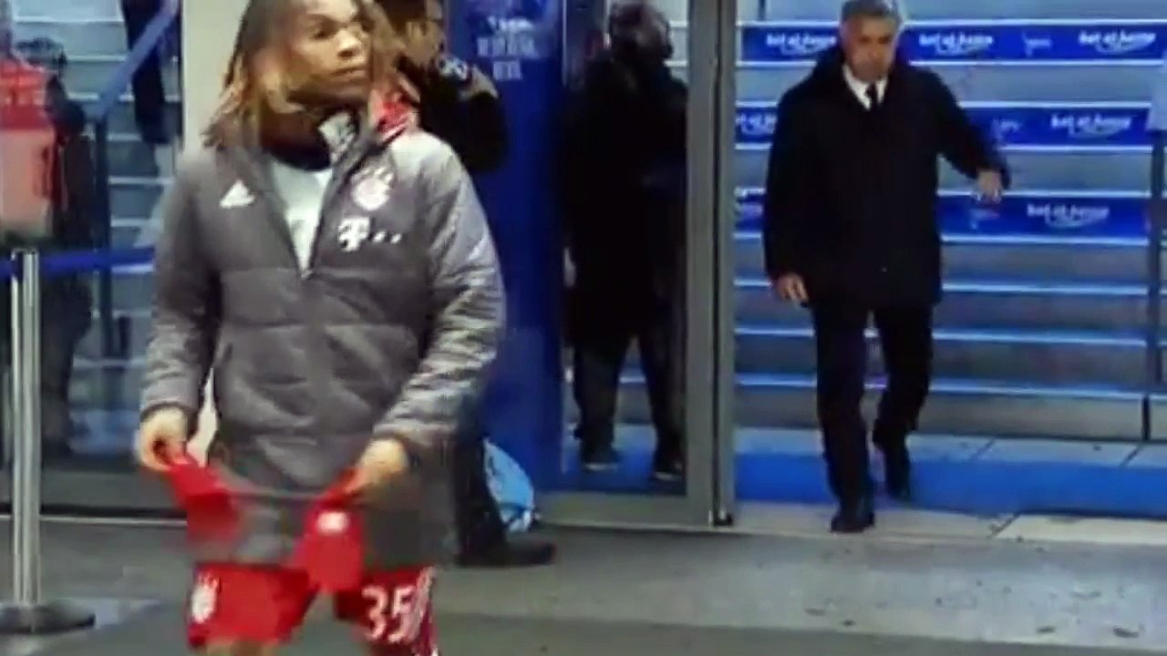 Carlo Ancelotti fait un gros doigt d'honneur aux supporters adverses !