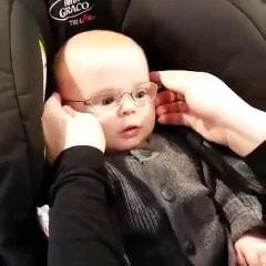 Un bébé voit sa maman pour la première fois