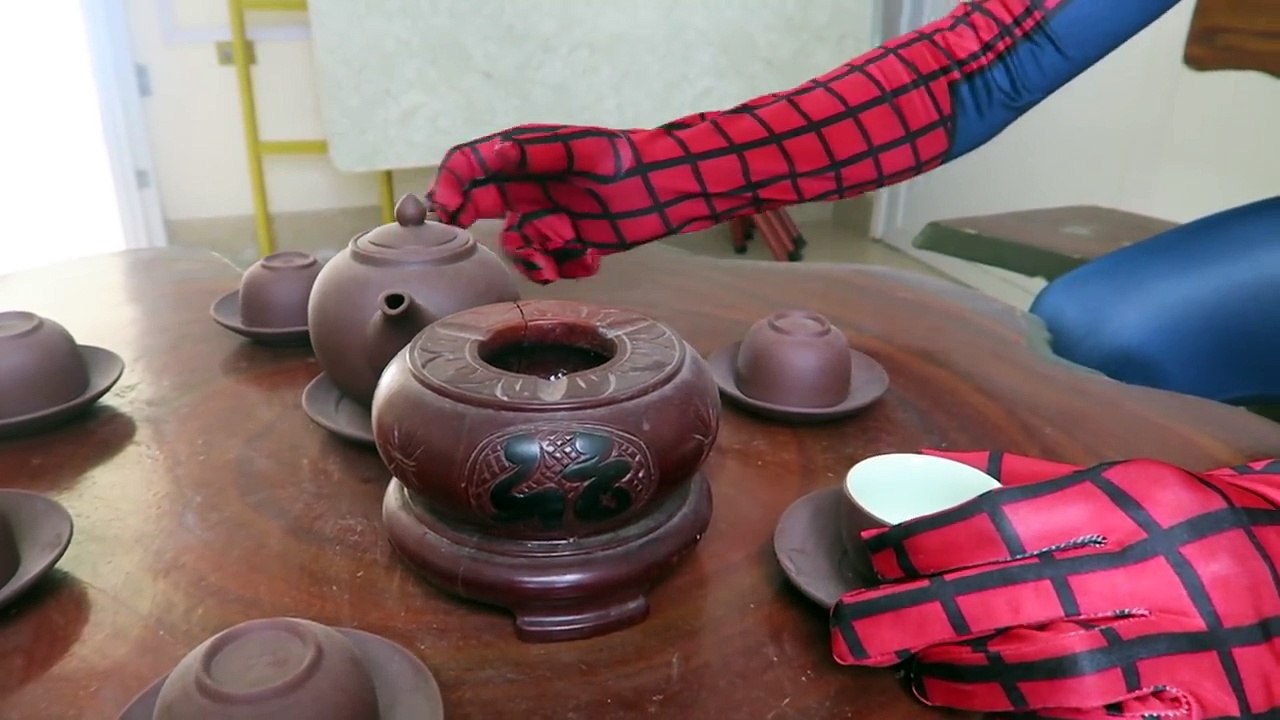 Spiderman Real Life with Hulk head play w/ Red Spiderman and Blue Spiderman in Spiderman h