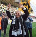 É muito ídolo! Zico é ovacionado pela torcida da Udinese