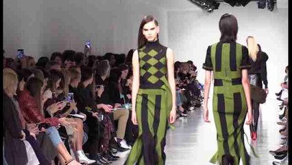 David Koma une elegancia y simplicidad femeninas en la pasarela de Londres