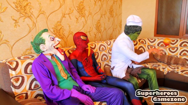 Congelados Elsa y SPIDERMAN Lollipop Bromas Gigante de la Lengua en la Vida Real! Superhéroe ft Rosa Spide