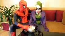Spiderman y Congelado Elsa Poo Bolas de Colores vs Joker Divertido Superhéroes En la Vida Real Películas