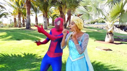 Spiderman y Superman vs la kriptonita w Congelado Elsa y Rosa Spidergirl en la Vida Real Superhéroe