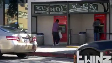 Don’t steal purses people!﻿ This prank is AWESOME!