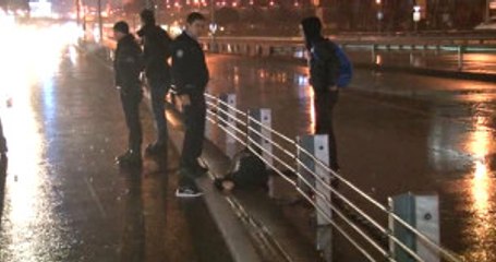 Polisten Kaçarak Yola Atlayan Hırsızlık Şüphelisine Otomobil Çarptı