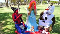 Congelados Elsa se Convierte en una de las Hadas para Ayudar A Olaf y Spiderman! w/ Rosa Spidergirl y Sirena