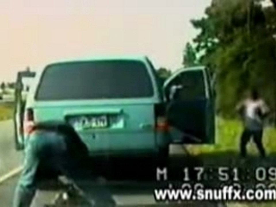 femme police a terre