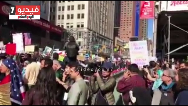 حاخام يهودى يلقى السلام على المسلمين بتظاهرة فى ساحة التايمز سكوير بنيويورك