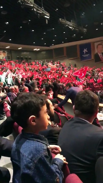 MHP'nin referandum buluşmasında Erdoğan'ın dev posteri asıldı
