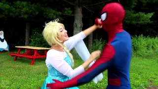 Frozen Elsa & Spiderman vs Genie! w_ Pink Spidergirl, Joker, Maleficent, Princess Anna & Giant Candy-Y0ZwNeUv