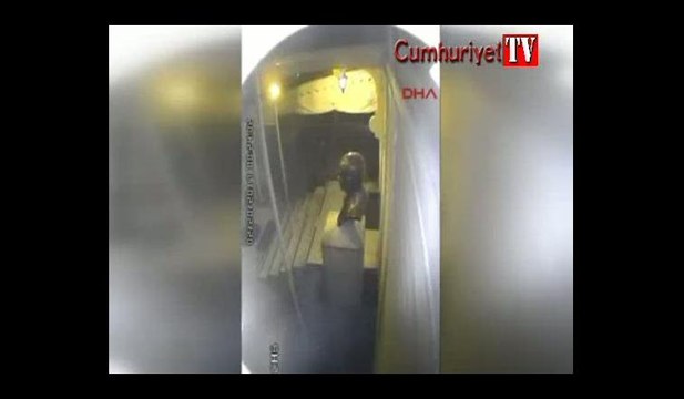 Müjdat Gezen Sanat Merkezi'ndeki kundaklama anı kamerada