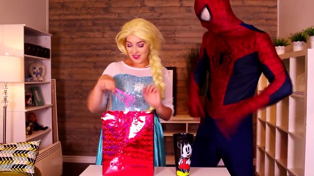 Frozen Elsa & Spiderman Break Up! w_ Pink Spidergirl, Ariel Mermaid, Superman, Joker! Superhero Fun-nJH9H