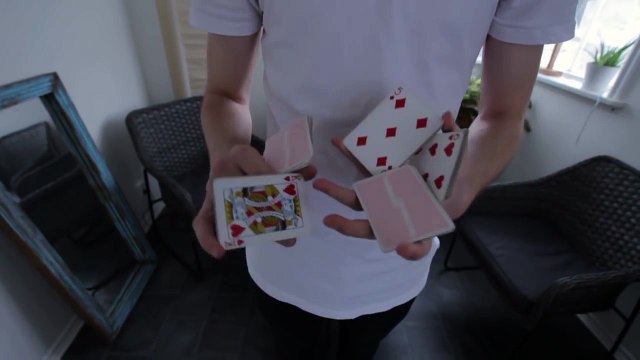 Jongles de fous avec un paquet de cartes et ses mains !