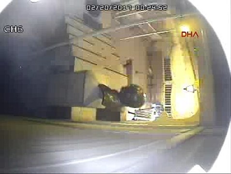 MÜJDAT GEZEN SANAT MERKEZİ'NDEKİ KUNDAKLAMA ANI KAMERADA