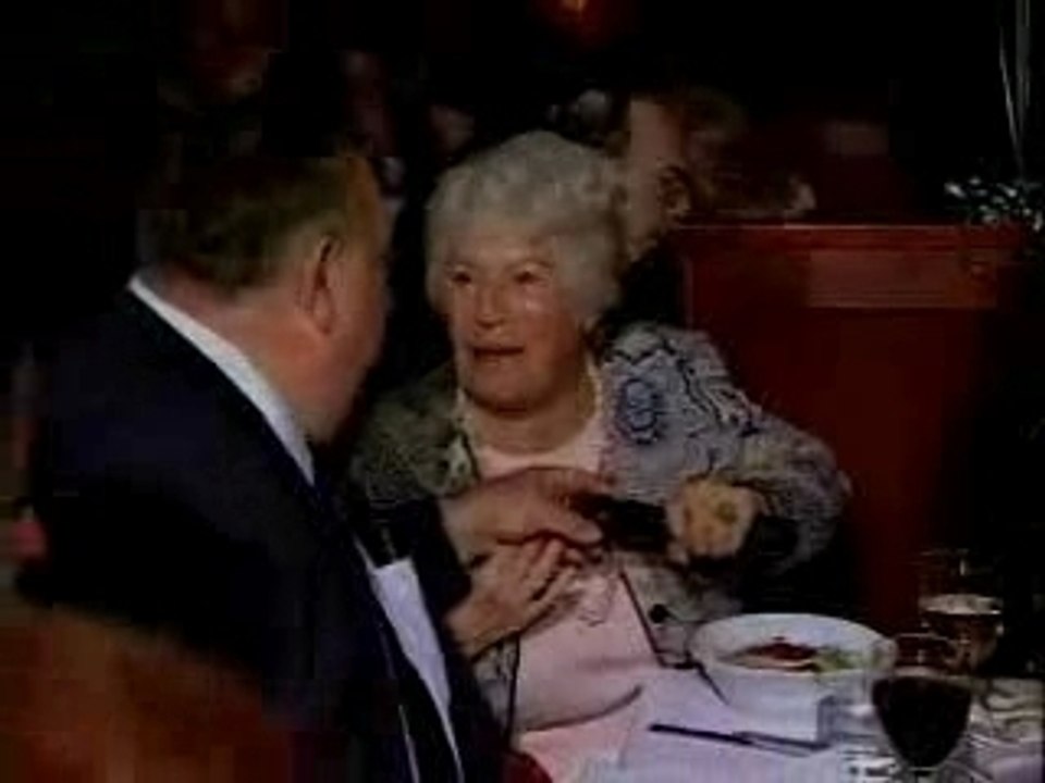 Comment une femme se sert d'un micro 2