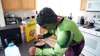 Hulk Baño de Burbujas Tiempo En la Vida Real con Naranja Película de Spiderman!