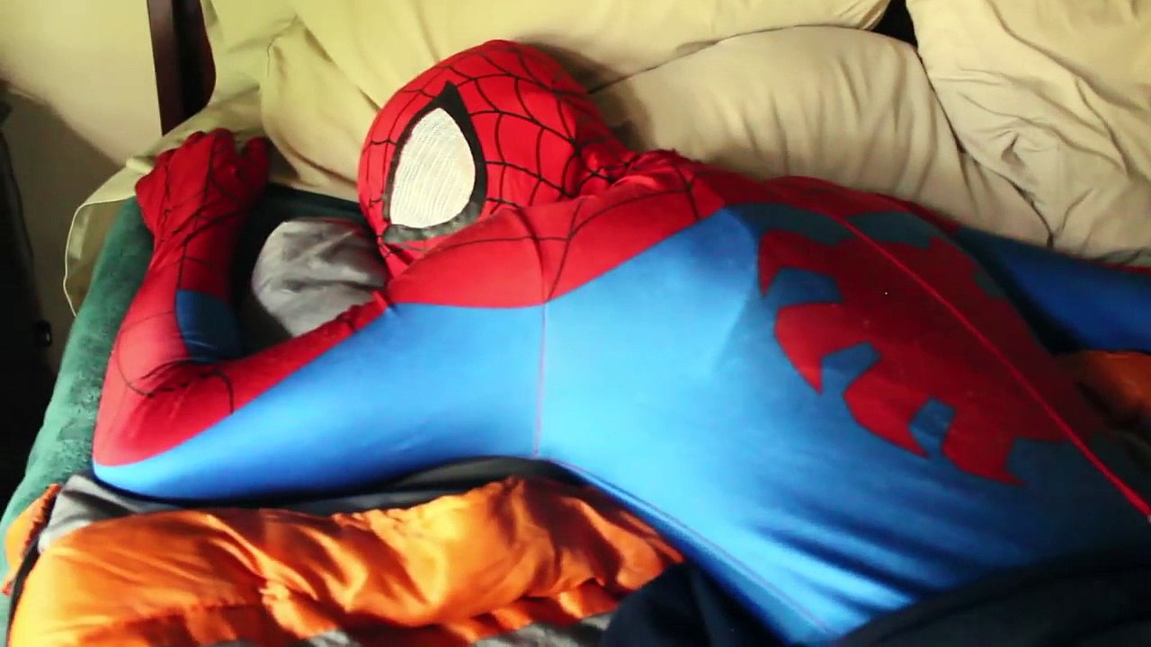 Spiderman vs Venom - In Real Life - Superhero Movie-QxMx6