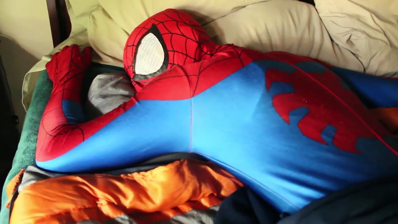 Spiderman vs Venom - In Real Life - Superhero Movie-Qx