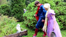 Congelados Elsa COCHE del SUSTO! w/ Spiderman Maléfica Joker Rapunzel Superman Juguetes IRL! Superhe