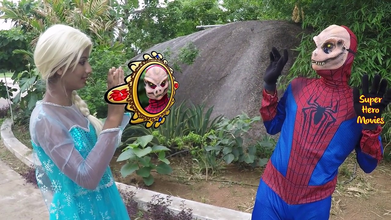 Congelados Elsa vs Joker PIS EN SU CARA la BROMA w/ Spiderman, Anna Superhéroe En la Vida Real F