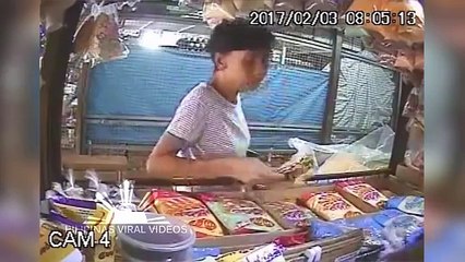 Cette femme essaie d’escamoter le marchand. Mais regardez ce qui se passe lorsqu’elle découvre la caméra…