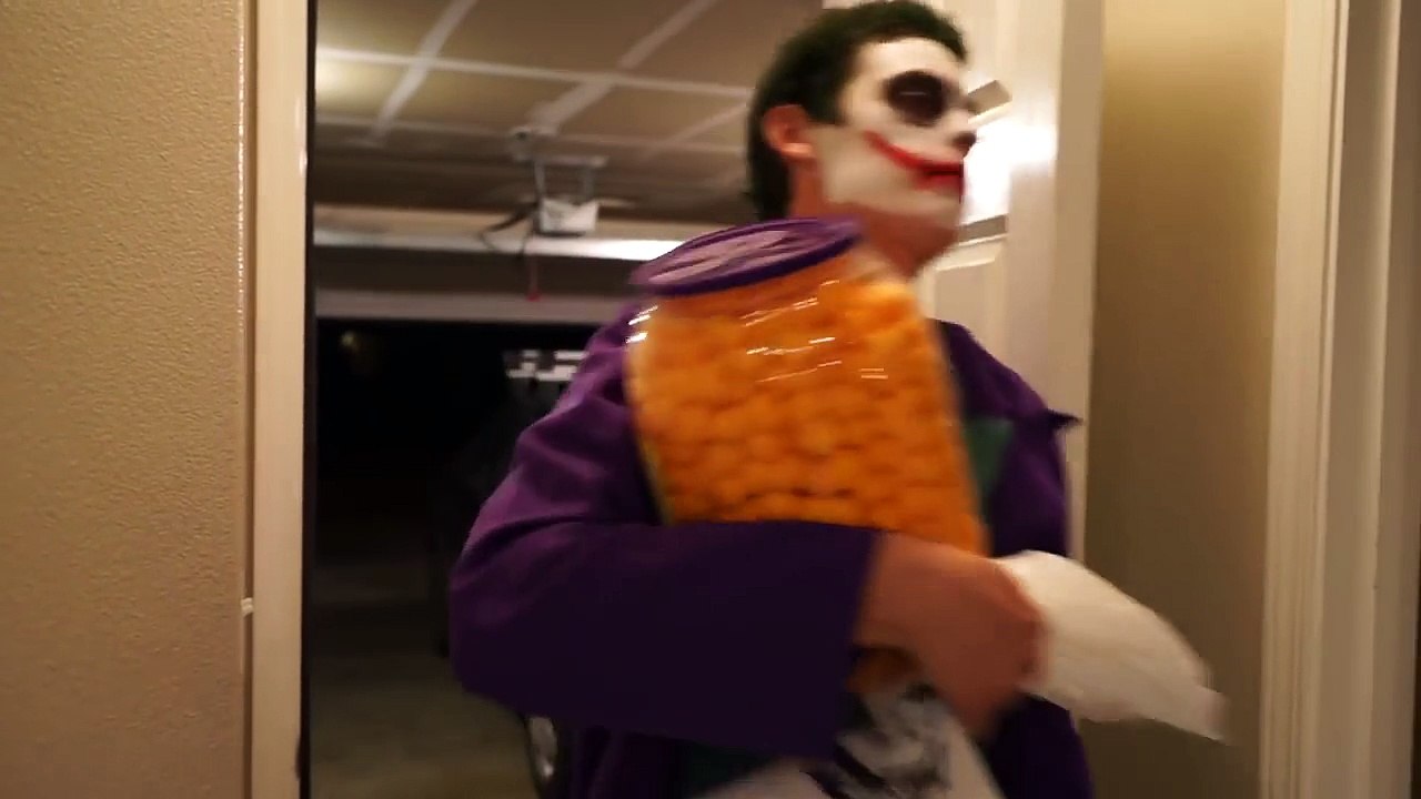 Joker Vs Scream & Giant Teddy Bear & Zombie In Real Life Halloween Fun!-CVLJbprN