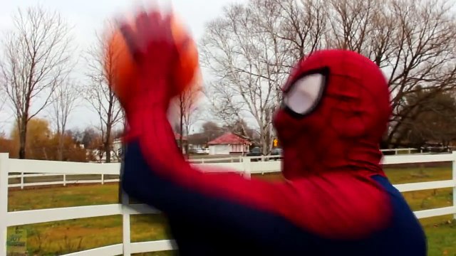 Evil Elsa KIDNAPS SANTA CLAUS! w_ Spiderman Frozen Elsa & Anna Superman Witch! Superhero Fun -)-01glWAcpT