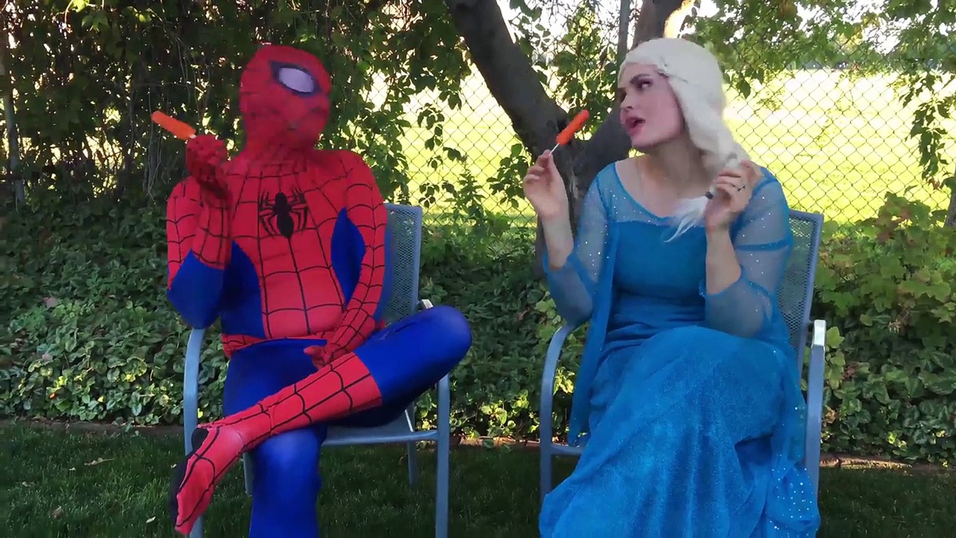 El hombre araña VAMPIRO ASEO ATAQUE! Congelados Elsa Superhéroe Spiderman  Niños Videos En La Vida Real – Видео Dailymotion