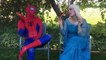 El hombre araña VAMPIRO ASEO ATAQUE! Congelados Elsa Superhéroe Spiderman Niños Videos En La Vida Real