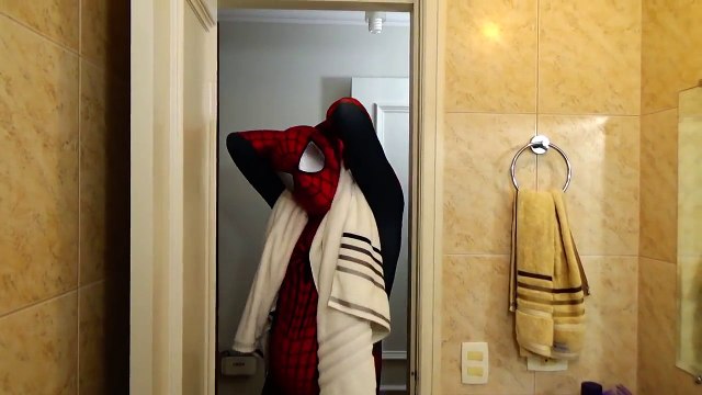 Spiderman Bath Time with Frozen Elsa, Hulk, Joker & Pink Spidergirl - Superheroes Movie In Real Life-rkMK