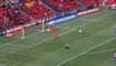 Le gardien d’Adelaide United percute son poteau après un superbe arret. En pleine tête