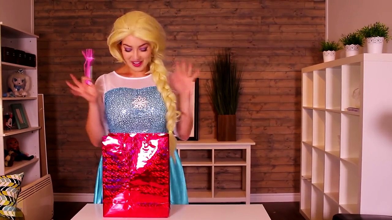 Frozen Elsa & Spiderman Break Up! w_ Pink Spidergirl, Ariel Mermaid, Superman, Joker! Superhero Fun-nJH