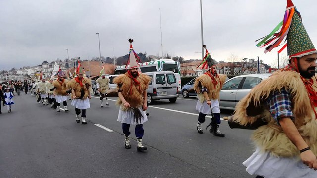 Saint-Jean-de-Luz et Ciboure : les joaldunak participent au carnaval