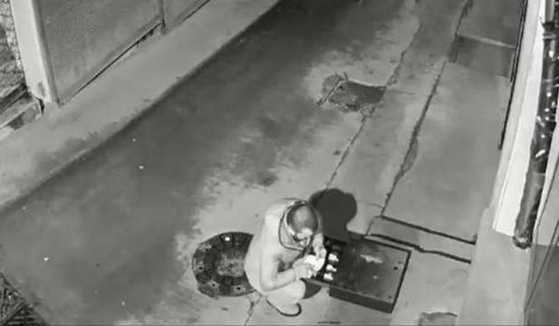 Çaldığı kasayı güvenlik kamerası altında açtı