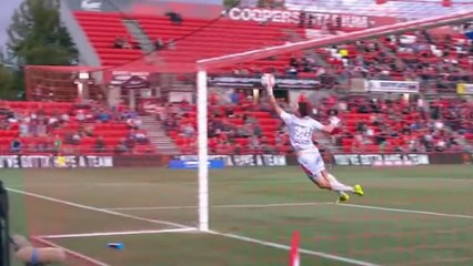 Ce gardien heurte très violemment le poteau de sa cage en sauvant un but