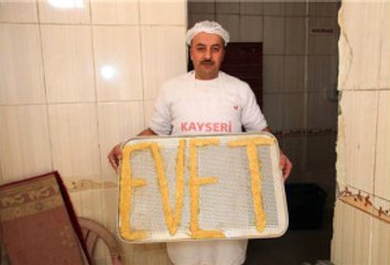 Sivas'lı Fırıncı 'Evet' Yazılı Ekmek Üretti