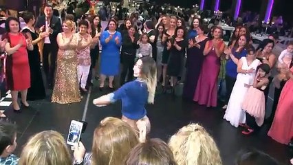 Kërcimi magjik i kësaj vajze Turke po çmend mysafirët!