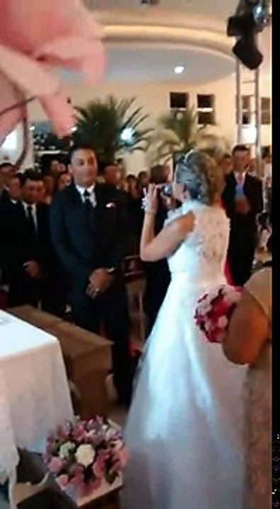 Noiva cantando para noivo emocionante