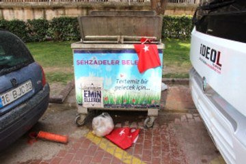 Yaşlı Adam, Çöpte Bulduğu Bayrakları Esnafa Dağıtacak